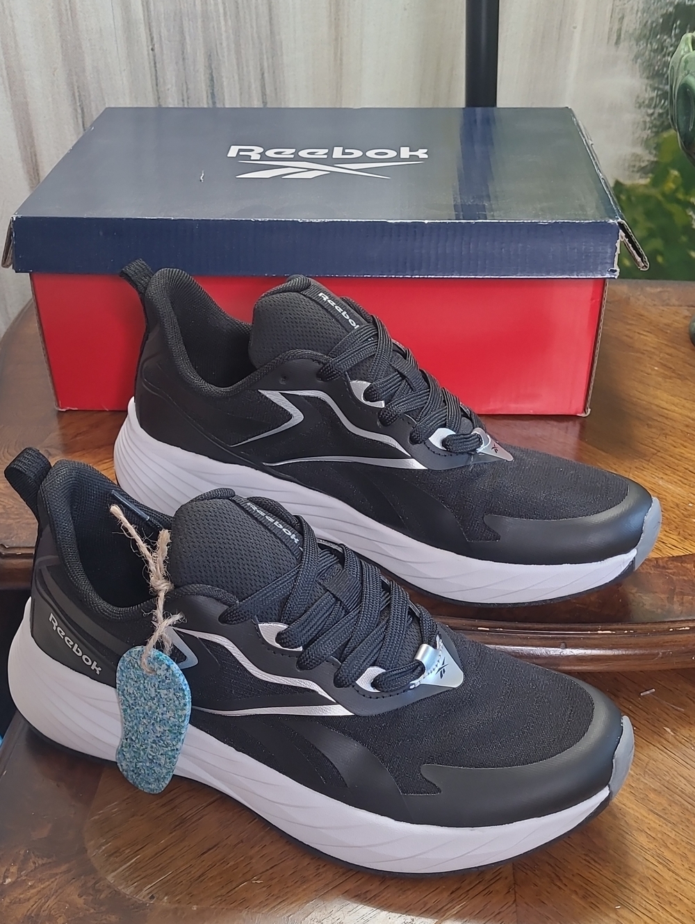 New in box! Reebok Verse Womens 9.5 Black and Silver Athletic Lightweight Shoes